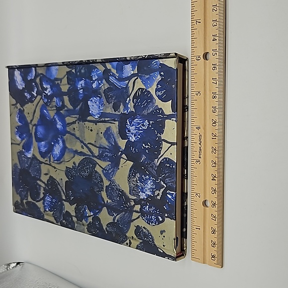 A FLAME TREE hardcover lined notebook with magnetic close - Picture 9 of 10